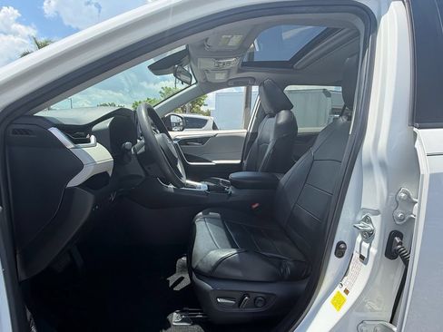 Used 2020 Toyota RAV4 XLE w/ Convenience Package FWD image 9