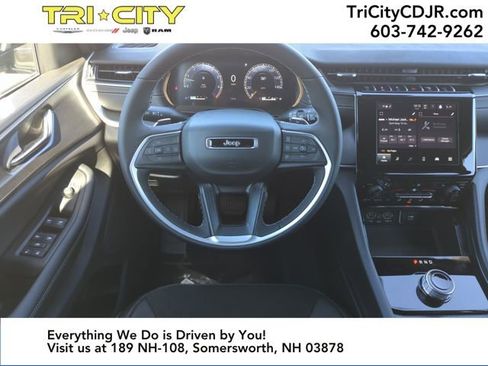 New 2025 Jeep Grand Cherokee L Laredo image 13