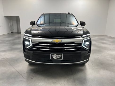 Used 2025 Chevrolet Suburban LT RWD image 3