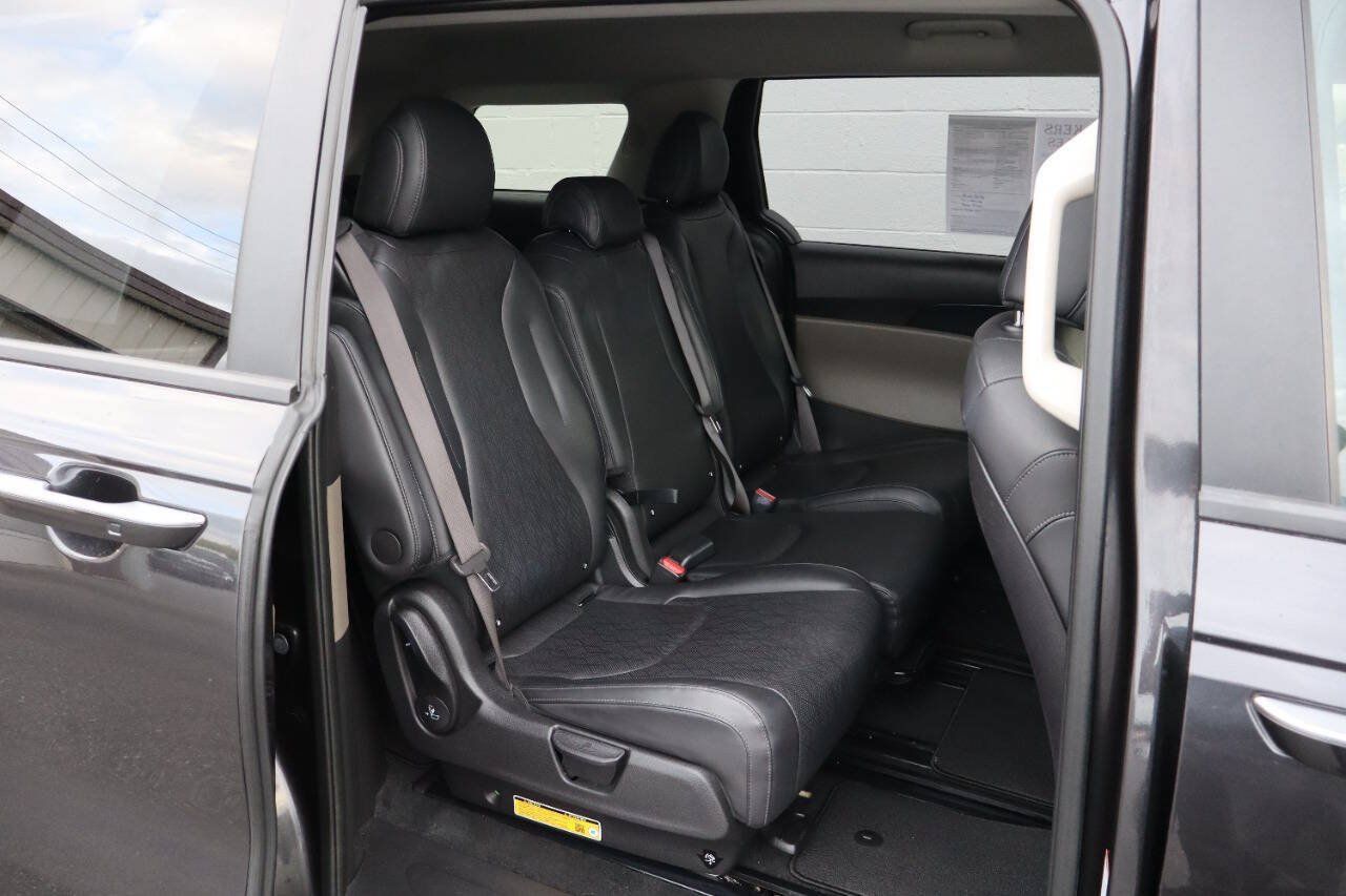 Used 2025 Kia Carnival FWD image 7