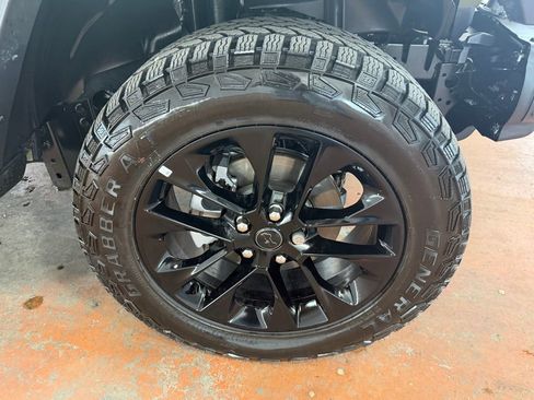 Used 2025 Jeep Gladiator Sport image 8