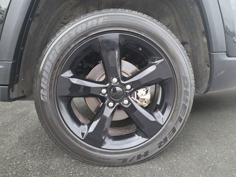 Certified 2024 Jeep Grand Cherokee Altitude AWD/4WD image 31