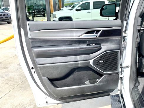 Used 2025 Jeep Wagoneer L Series II AWD/4WD image 16