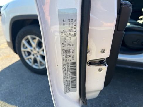 Used 2018 Jeep Cherokee Latitude Plus w/ Cold Weather Group AWD/4WD image 21