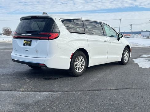 Used 2024 Chrysler Pacifica Touring-L image 8