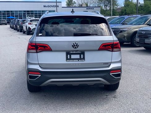 Used 2022 Volkswagen Taos SE w/ Panoramic Sunroof Package FWD image 6