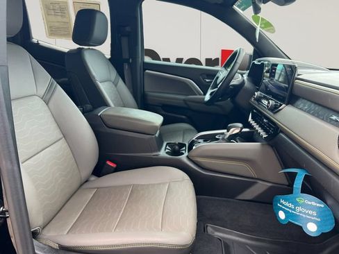 Used 2025 Chevrolet Colorado ZR2 w/ Technology Package AWD/4WD image 17
