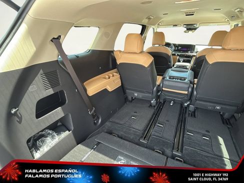 Used 2024 Kia Carnival EX FWD image 30