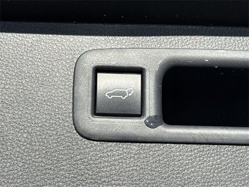 Used 2023 Toyota Highlander XLE image 19