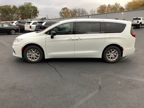 New 2026 Chrysler Pacifica Select image 7