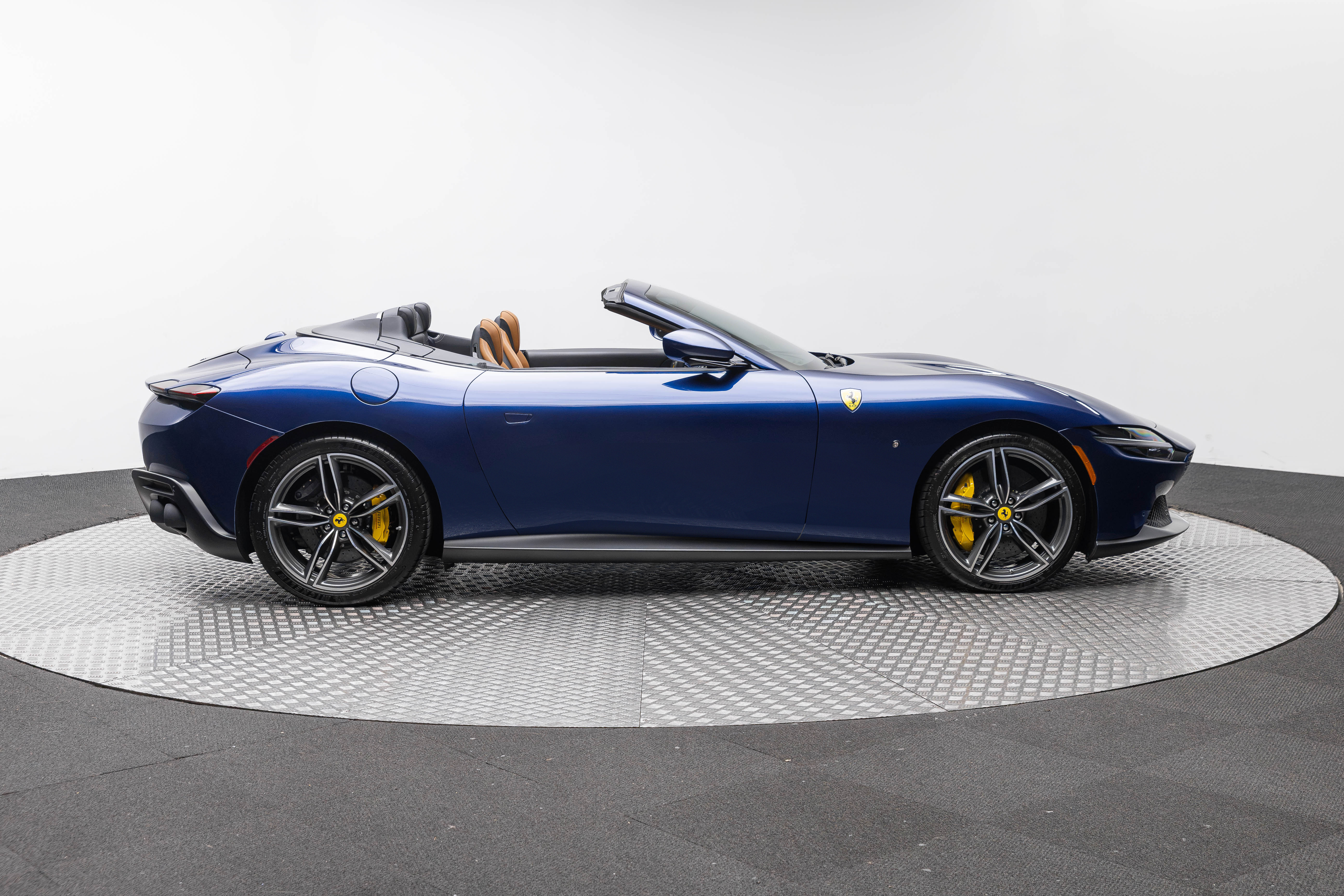Used 2025 Ferrari Roma Spider RWD image 8