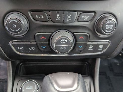 Used 2019 Jeep Cherokee Limited image 18