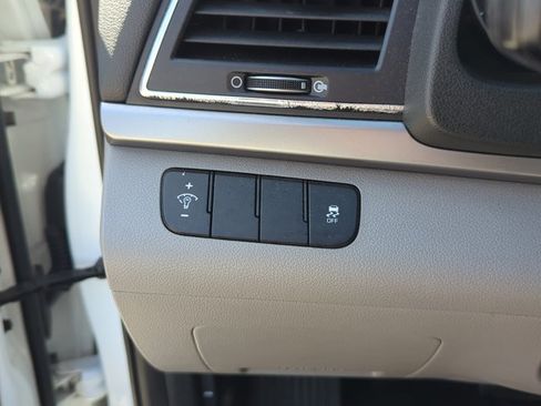 Used 2017 Hyundai Elantra SE image 14