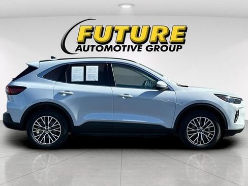 Used 2025 Ford Escape SE w/ PHEV Premium Package FWD image 2