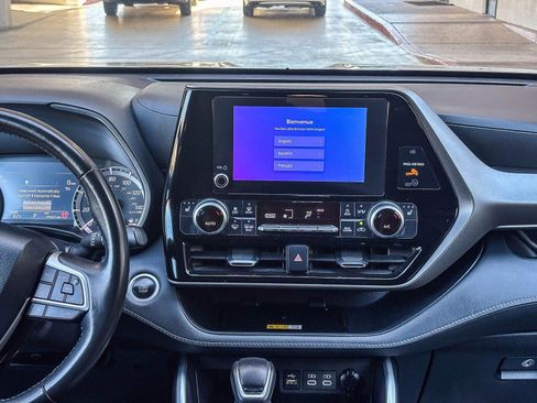 Used 2024 Toyota Highlander XLE FWD image 16