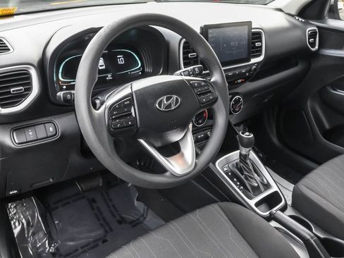 Certified 2023 Hyundai Venue SE image 4