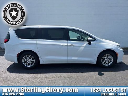 Used 2023 Chrysler Pacifica Touring-L FWD image 6