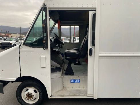 Used 2013 Ford E-350 and Econoline 350 Super Duty w/ Air Conditioning Prep Pkg image 7