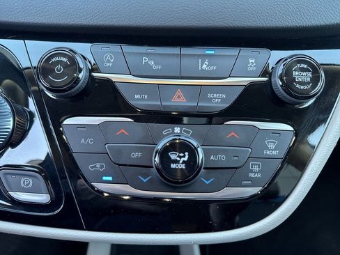 Used 2023 Chrysler Pacifica Touring-L image 17