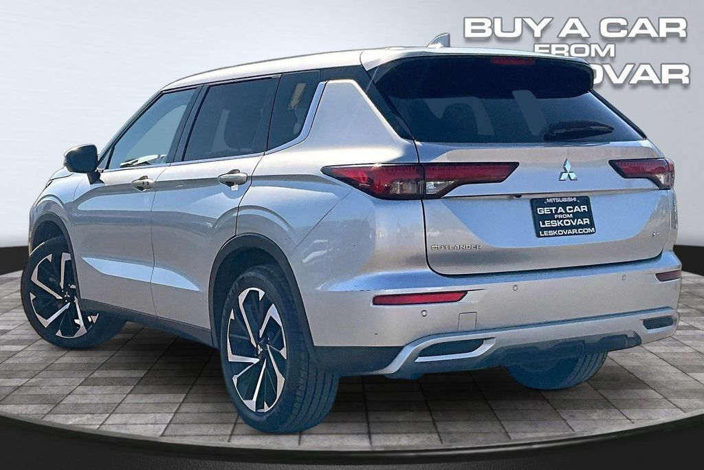 Used 2024 Mitsubishi Outlander SE AWD/4WD image 2