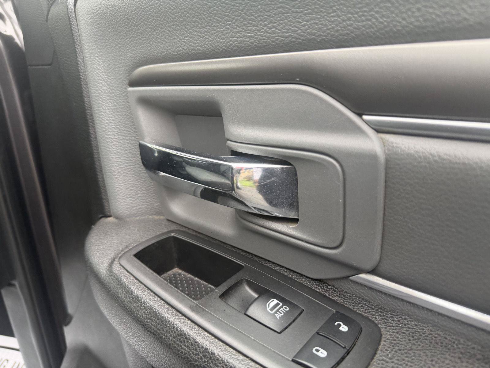Used 2021 RAM 1500 Classic SLT AWD/4WD image 11