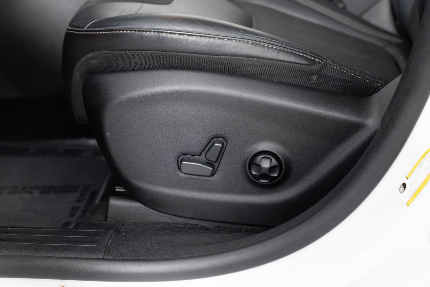 Used 2018 Jeep Cherokee Latitude Plus w/ Cold Weather Group AWD/4WD image 17
