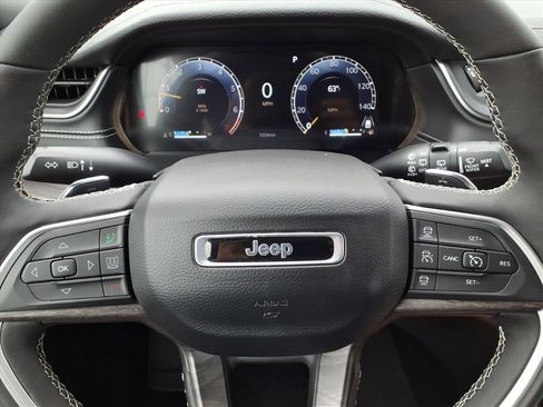 Used 2025 Jeep Grand Cherokee Limited image 12