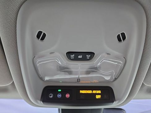 Used 2022 Chevrolet Bolt EUV LT w/ Convenience Package image 32