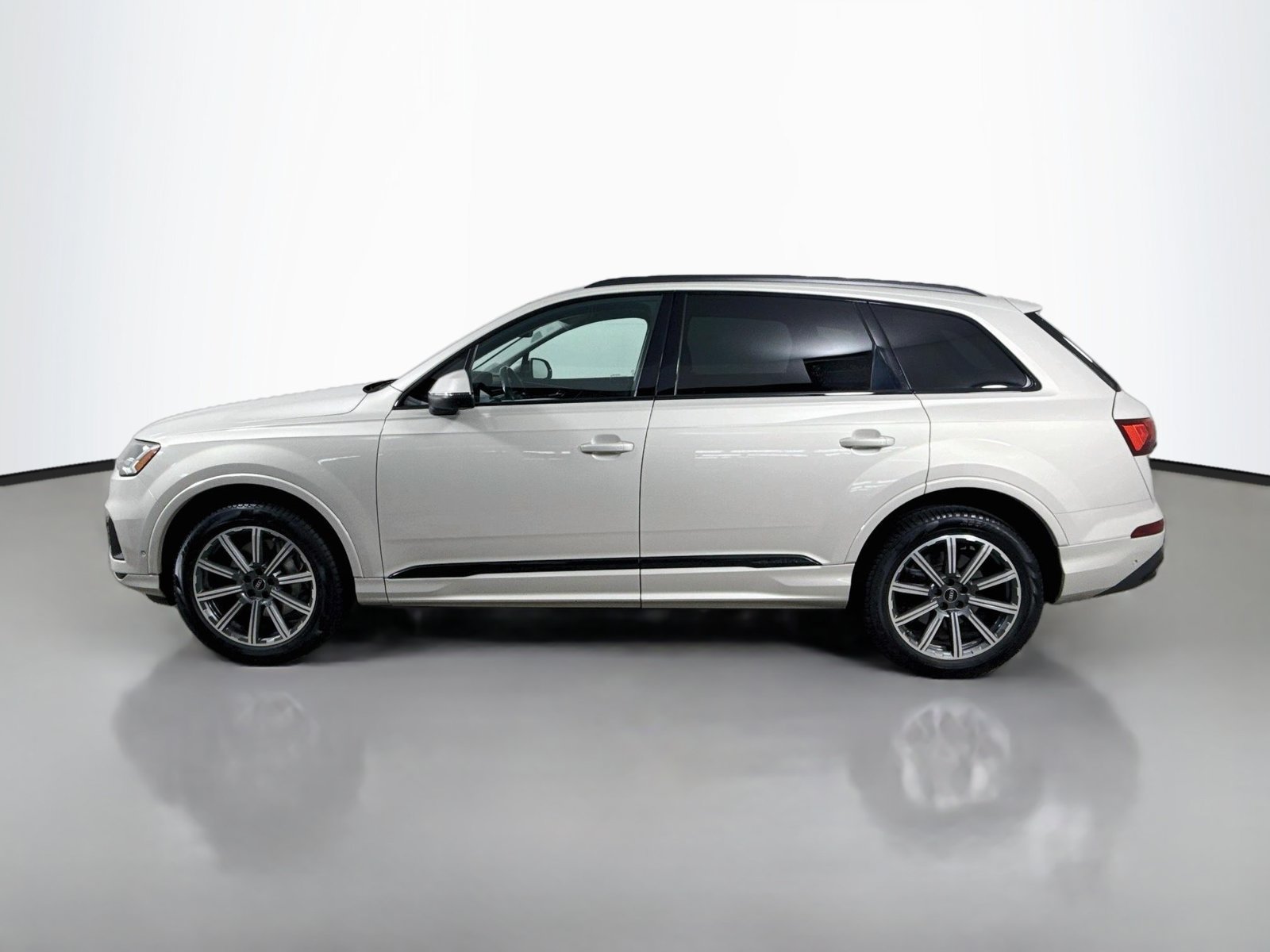 Used 2023 Audi Q7 2.0T Premium Plus AWD/4WD image 2