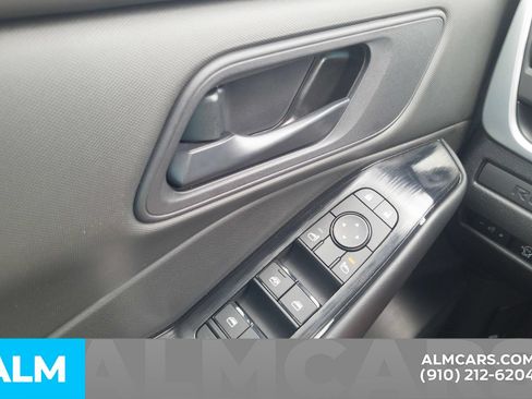 Used 2025 Nissan Rogue S AWD/4WD image 31