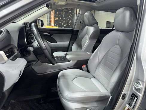 Used 2021 Toyota Highlander XLE AWD/4WD image 15