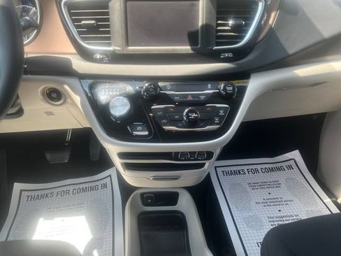 Used 2023 Chrysler Voyager LX FWD image 11