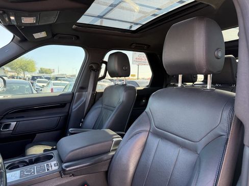 Used 2017 Land Rover Discovery SE image 24