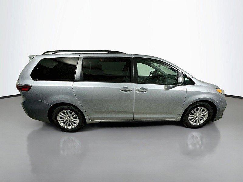 Used 2015 Toyota Sienna XLE w/ XLE Navigation Package FWD image 8