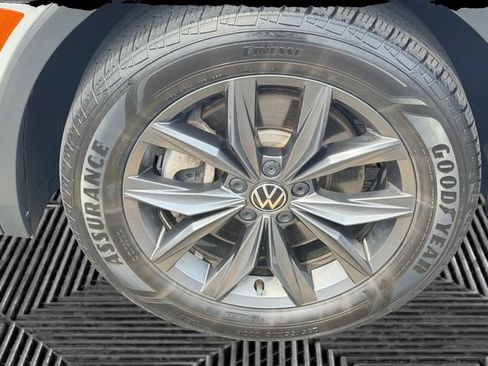 Used 2022 Volkswagen Tiguan SE FWD image 9