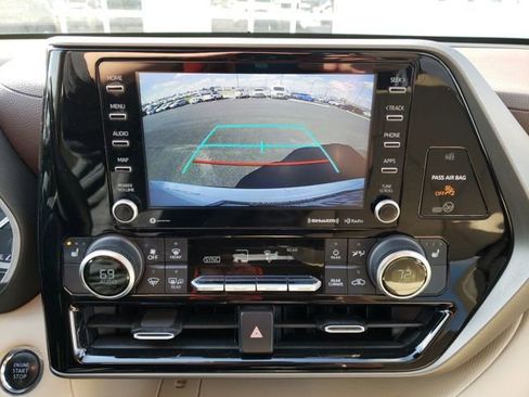 Used 2022 Toyota Highlander XLE image 25