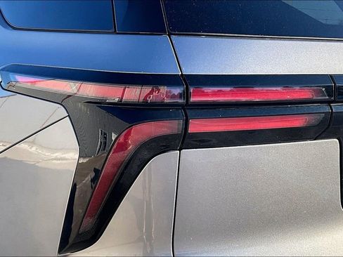 Used 2025 Chevrolet Traverse LT image 22