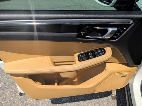 Used 2018 Porsche Macan AWD/4WD image 16