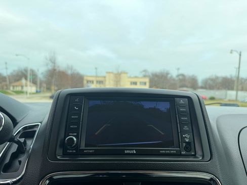 Used 2018 Dodge Grand Caravan SE w/ UConnect Hands-Free Group image 13