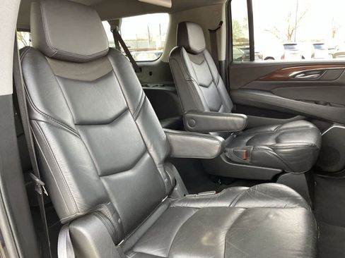 Used 2018 Cadillac Escalade ESV Luxury image 15