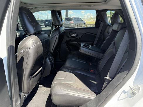 Used 2019 Jeep Cherokee Trailhawk w/ Comfort/Convenience Group AWD/4WD image 14
