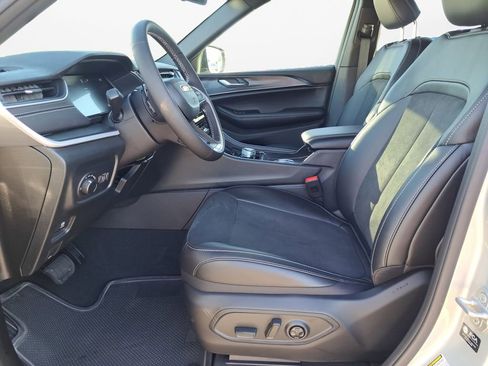 New 2025 Jeep Grand Cherokee L Altitude image 19