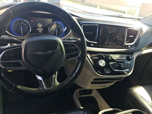 Used 2020 Chrysler Pacifica Touring-L Plus image 7