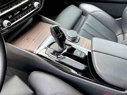 Used 2020 BMW 530i w/ Premium Package RWD image 17