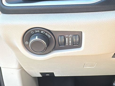 Used 2023 Chrysler Voyager LX FWD image 9