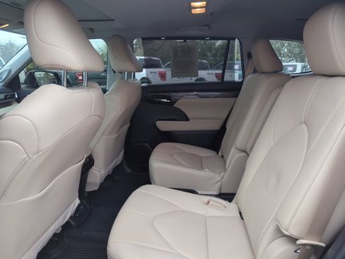 Used 2024 Toyota Highlander Limited image 18