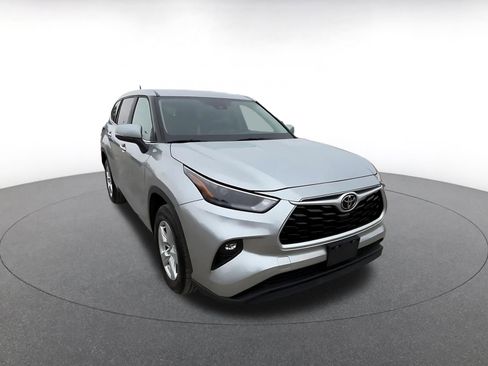 Used 2025 Toyota Highlander LE FWD image 3