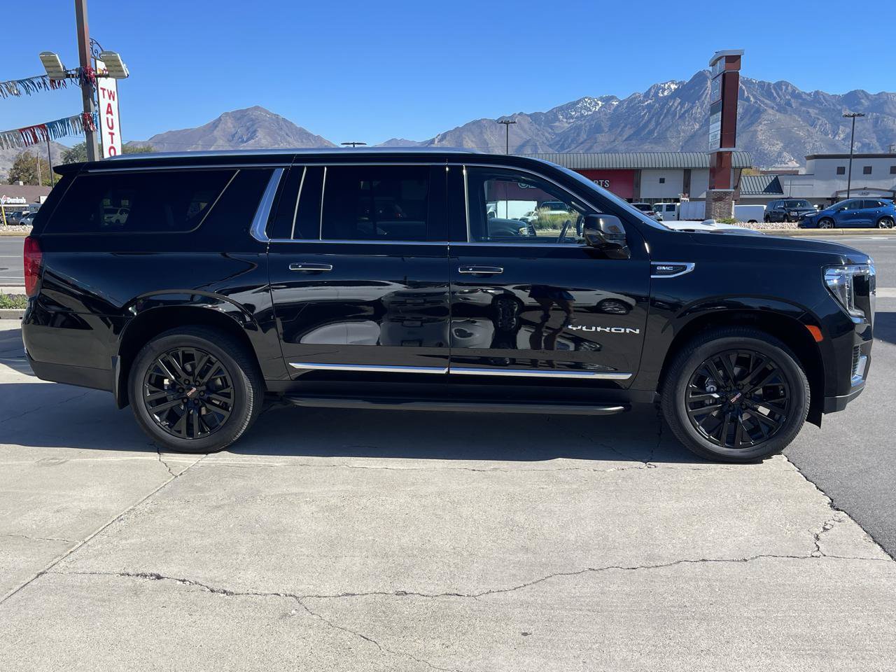 Used 2021 GMC Yukon XL SLT w/ SLT Luxury Plus Package AWD/4WD image 4