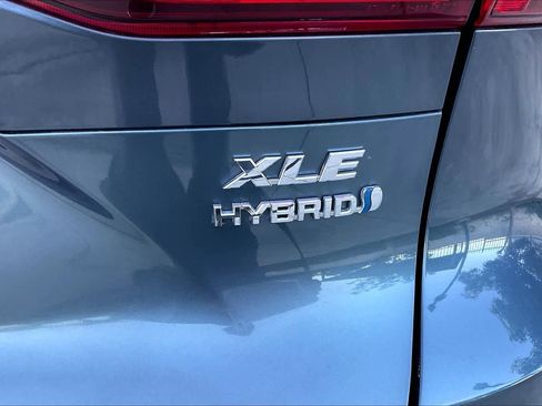 Certified 2022 Toyota Venza XLE image 9