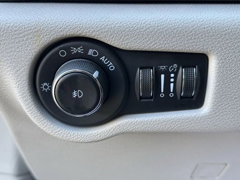 Used 2022 Chrysler Pacifica Touring-L image 27